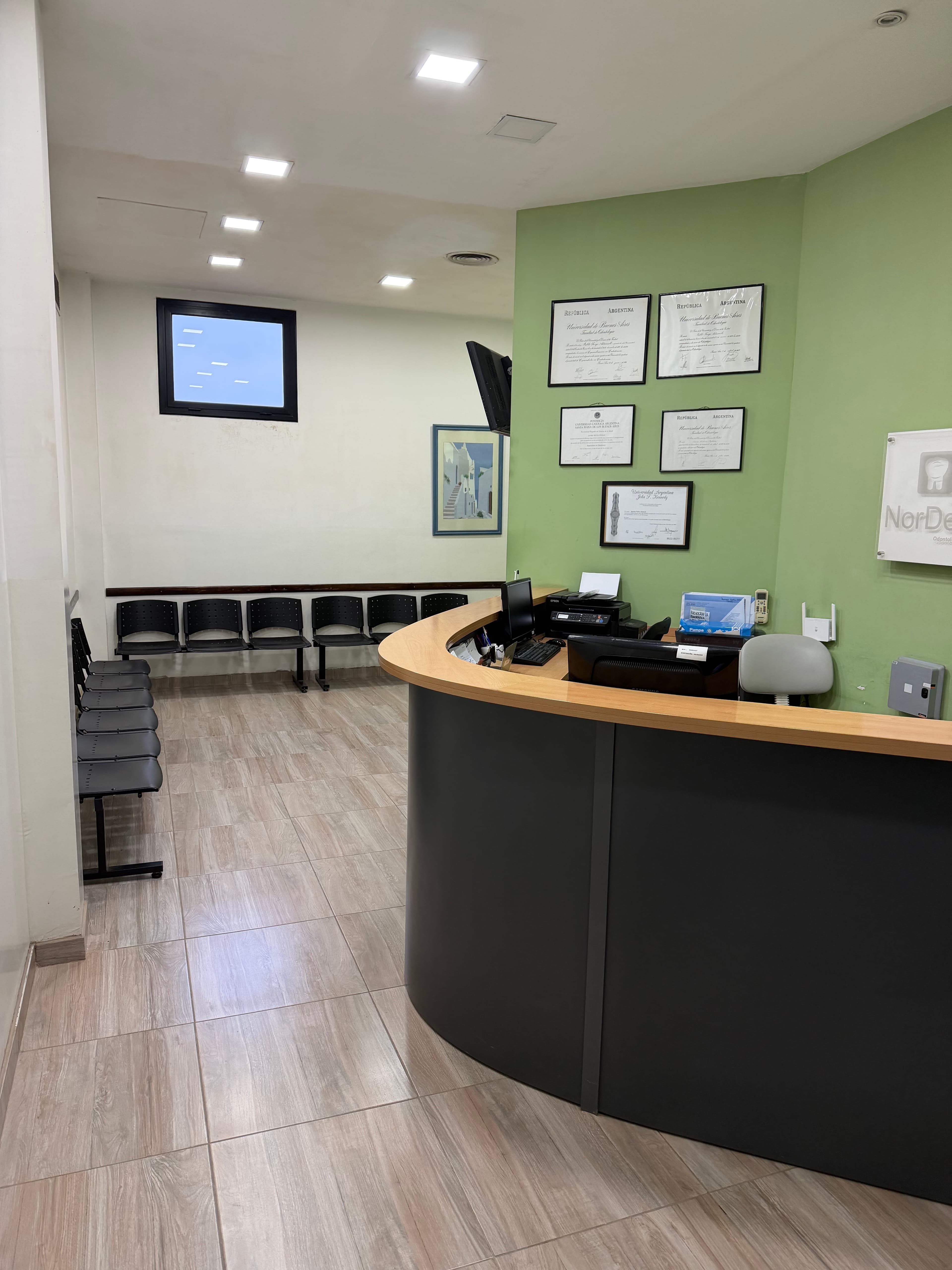 Sala de recepción del consultorio odontológico Nordent en Ingeniero Maschwitz y Escobar