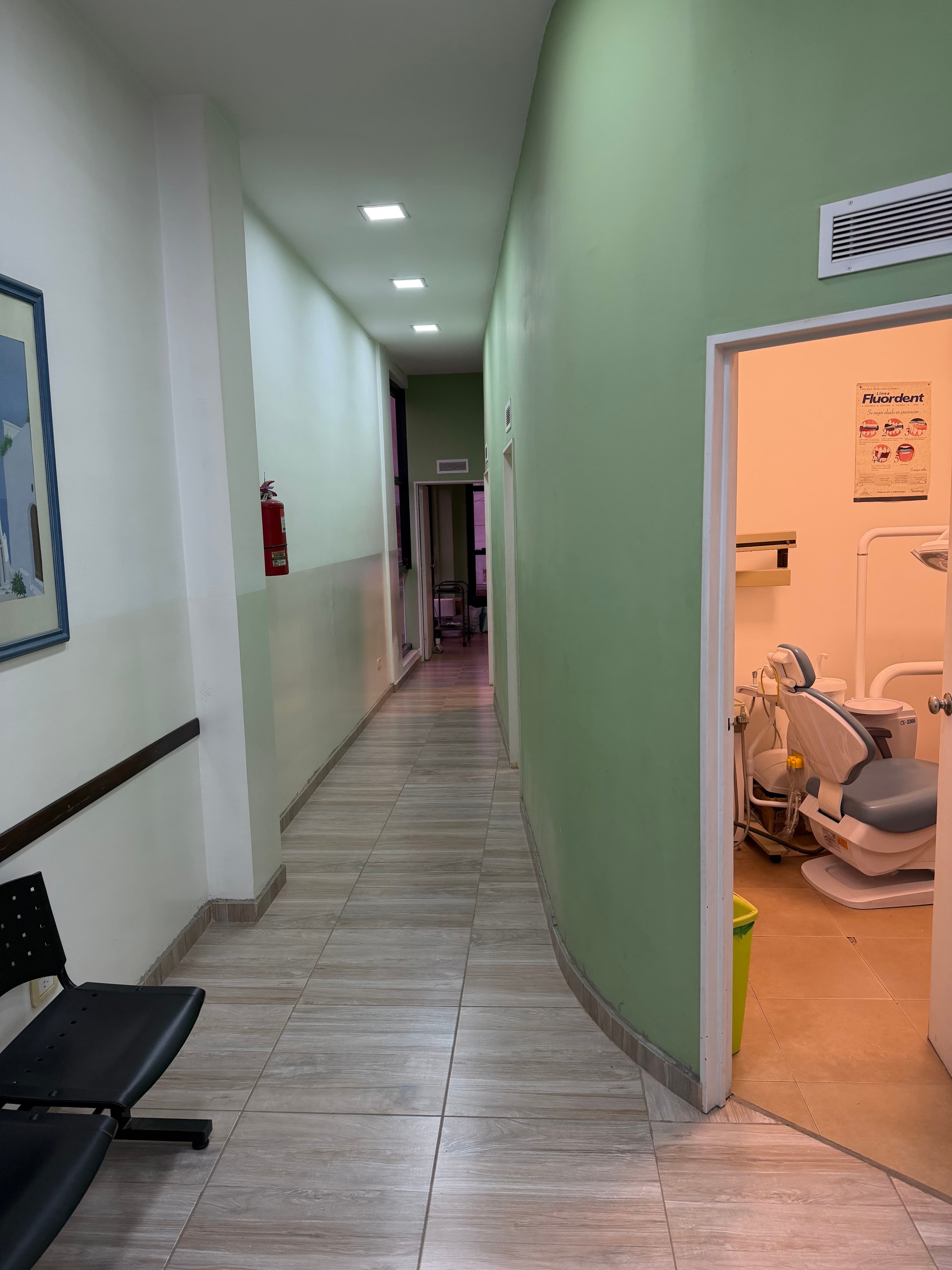 Pasillo hacia la sala de recepción del consultorio odontológico Nordent en Ingeniero Maschwitz y Escobar